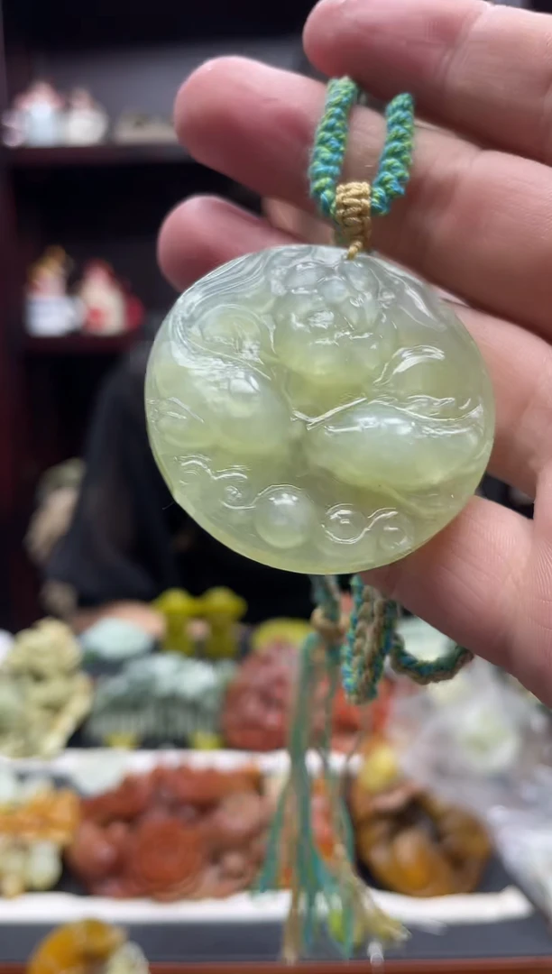岫玉未镶嵌吊坠·