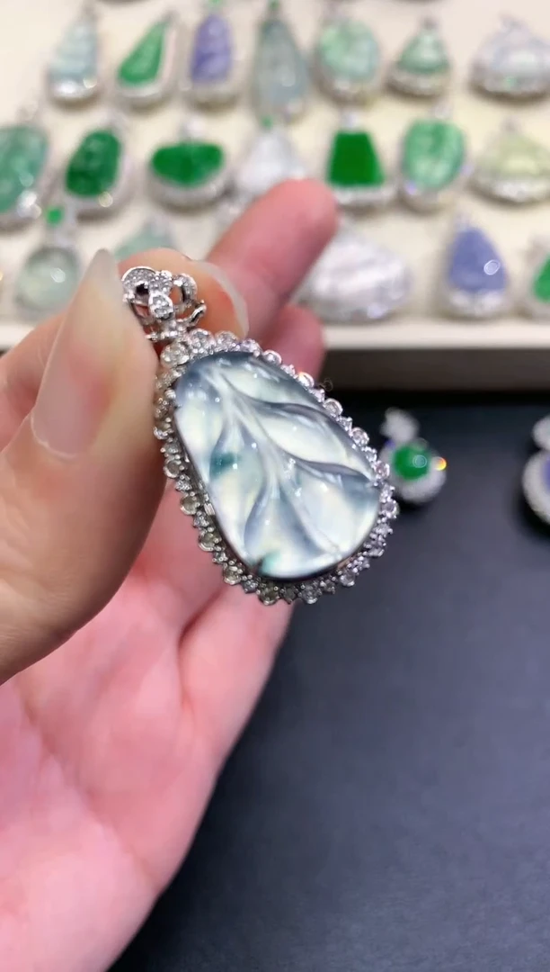 【闪购商品】翡翠颈饰18K金镶嵌C60