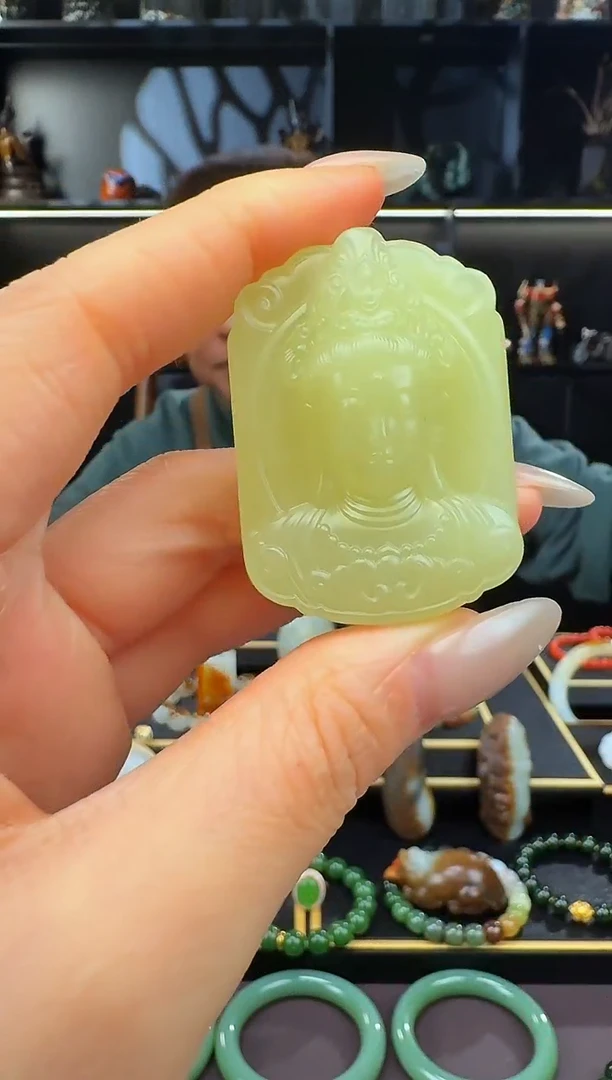 颈饰未镶嵌和田玉圆***客黄口观音挂件