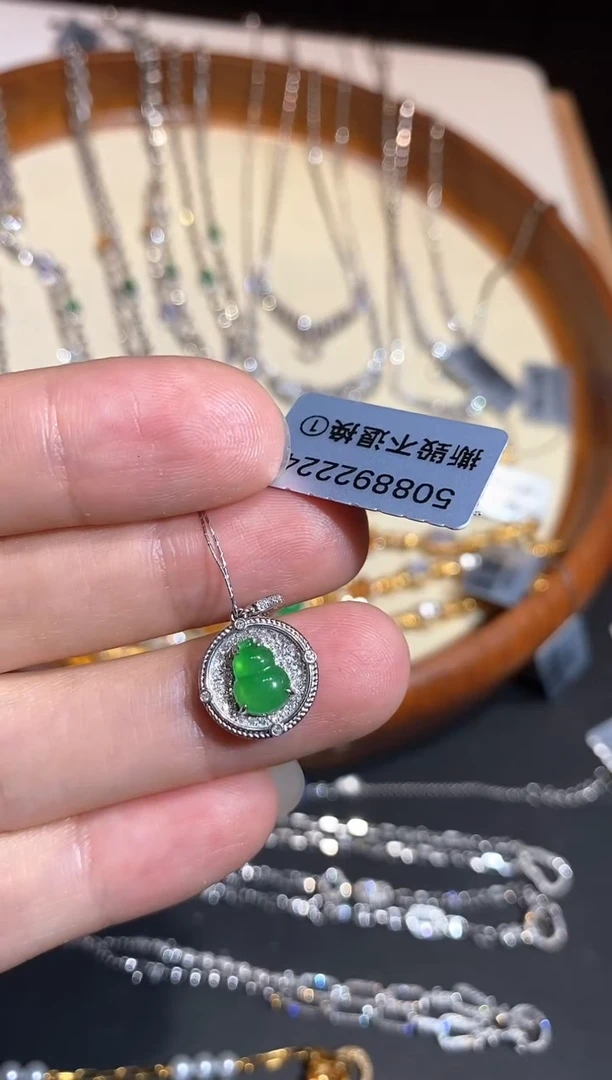 颈饰18K金镶嵌翡翠吊坠
