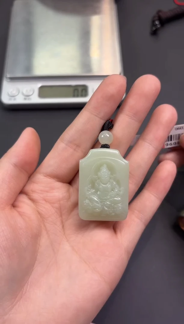【闪购商品】和田玉吊坠(赠链)未镶嵌且末微色差迪克兰吊坠