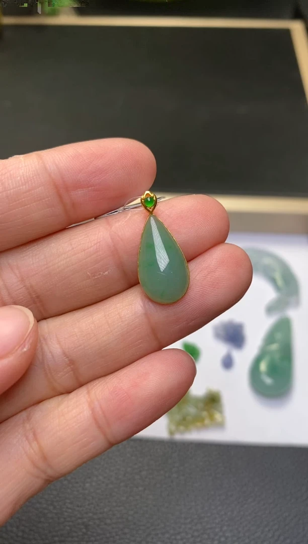 颈饰18K金镶嵌翡翠泡***?净货35537