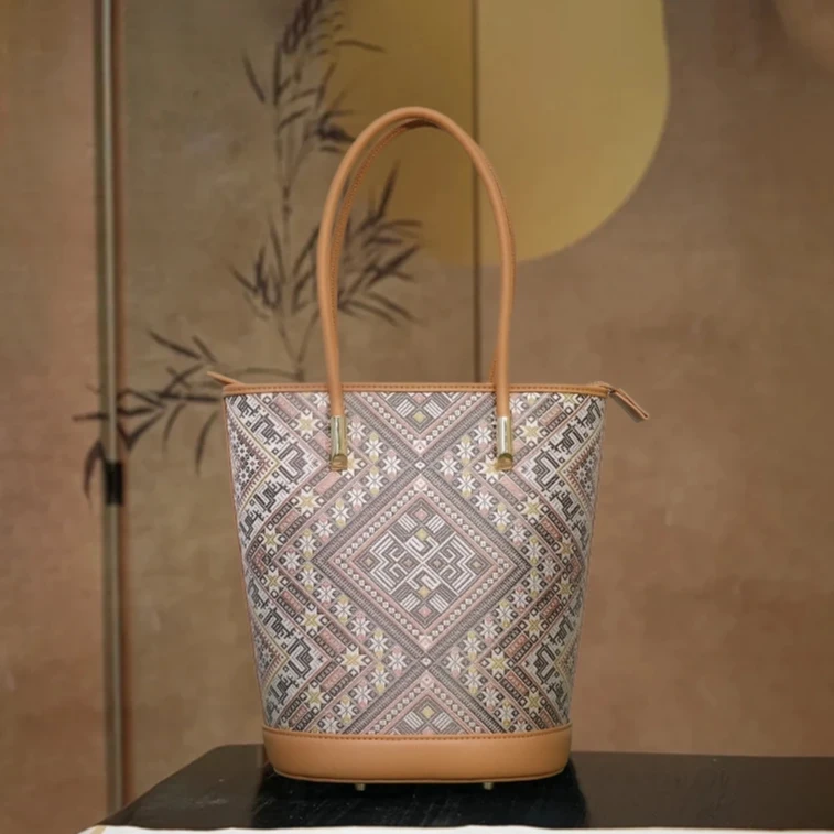 谭湘光|广西非遗壮锦水桶包复古风单肩包羽绘桶包百搭壮锦包包