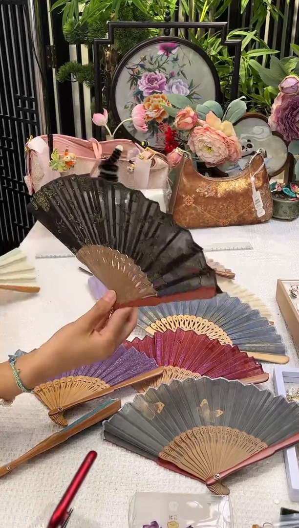 织绣浮****丶黑色的 折扇