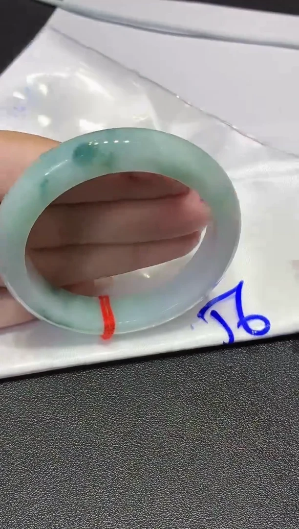 翡翠手镯未镶嵌翡翠手镯