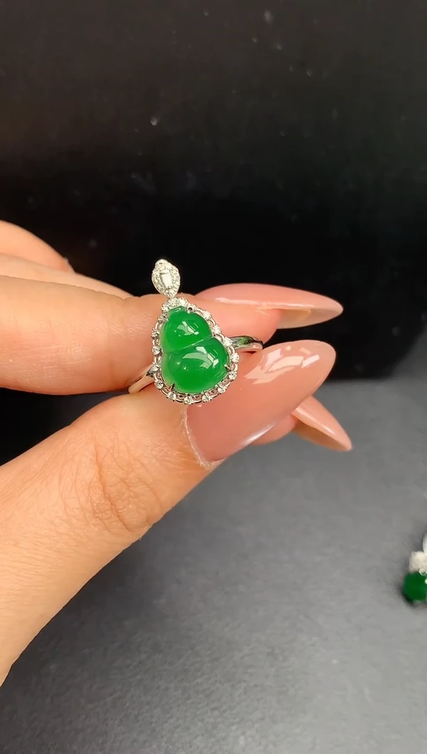 18K金镶嵌戒指翡翠戒指