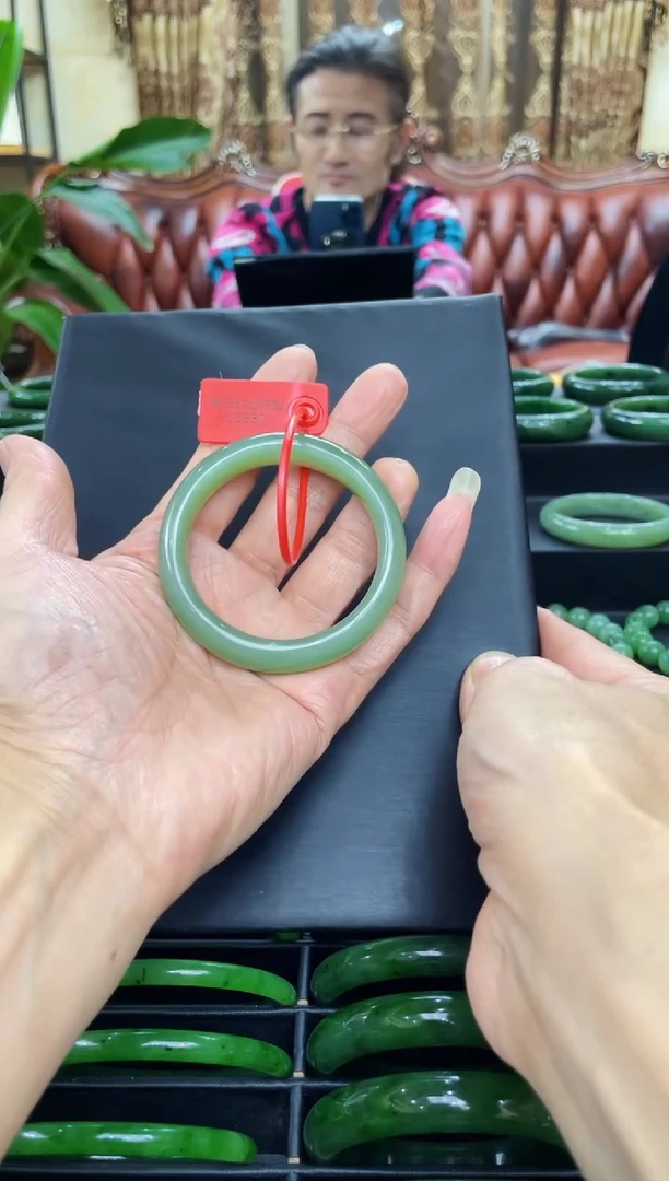 未镶嵌手镯和田玉（碧玉）液****务330