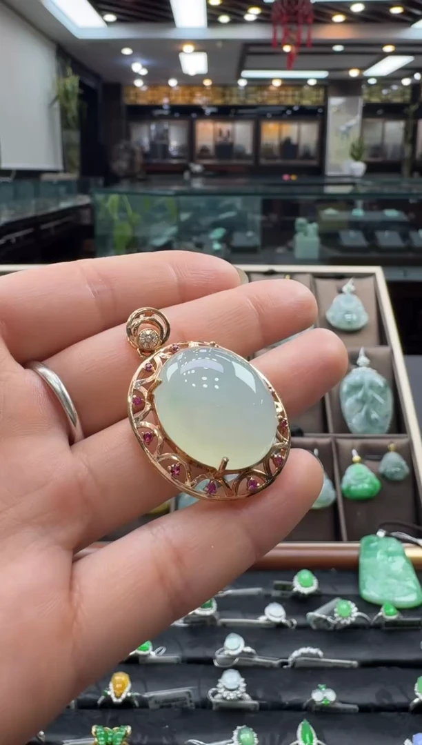 颈饰18K金镶嵌翡翠大*?蛋面吊坠