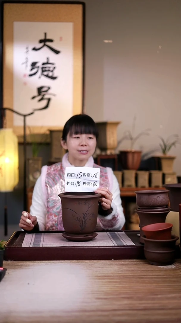 紫砂花盆紫泥刻绘小金钟一只带托