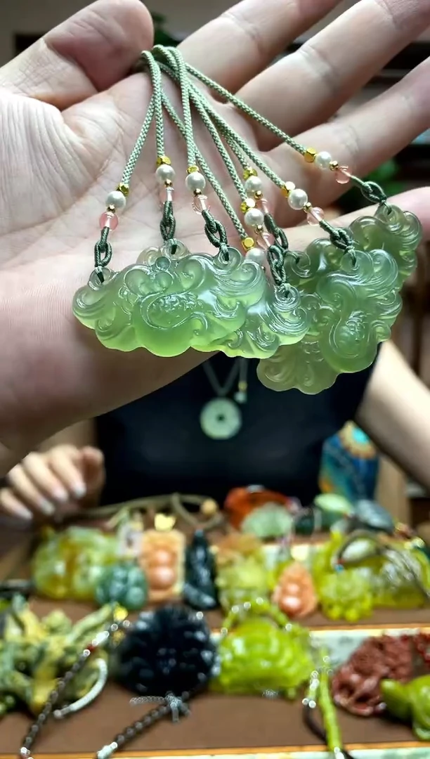 未镶嵌岫玉颈饰多样性发货发其中之一