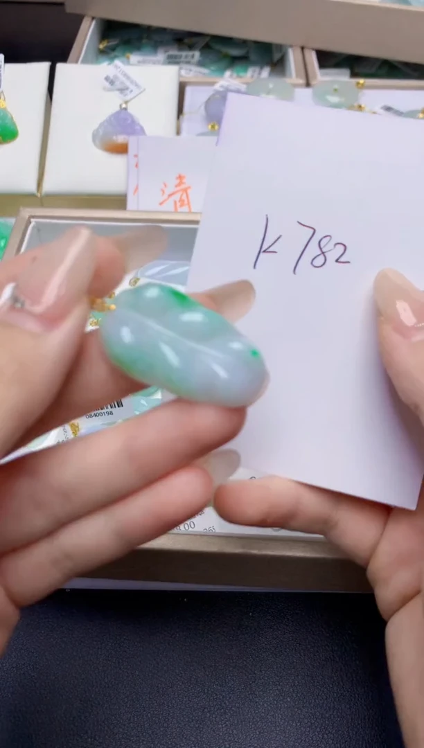 翡翠18K金镶嵌颈饰天然缅甸A货翡翠