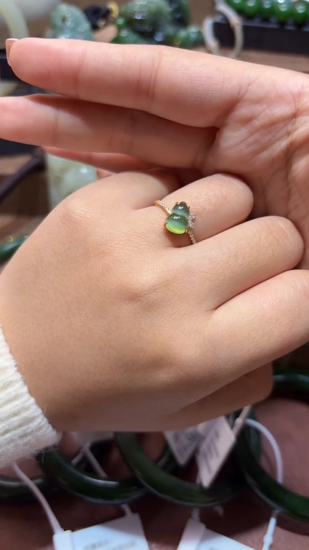 18K金镶嵌戒指和田玉1