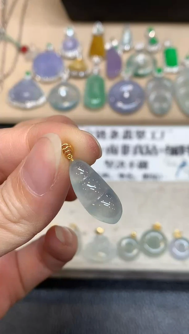 颈饰18K金镶嵌翡翠福豆【无服务费