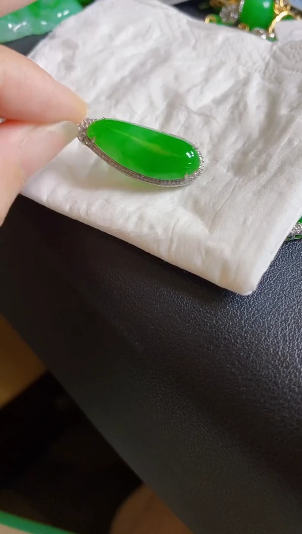 翡翠18K金镶嵌颈饰瓜