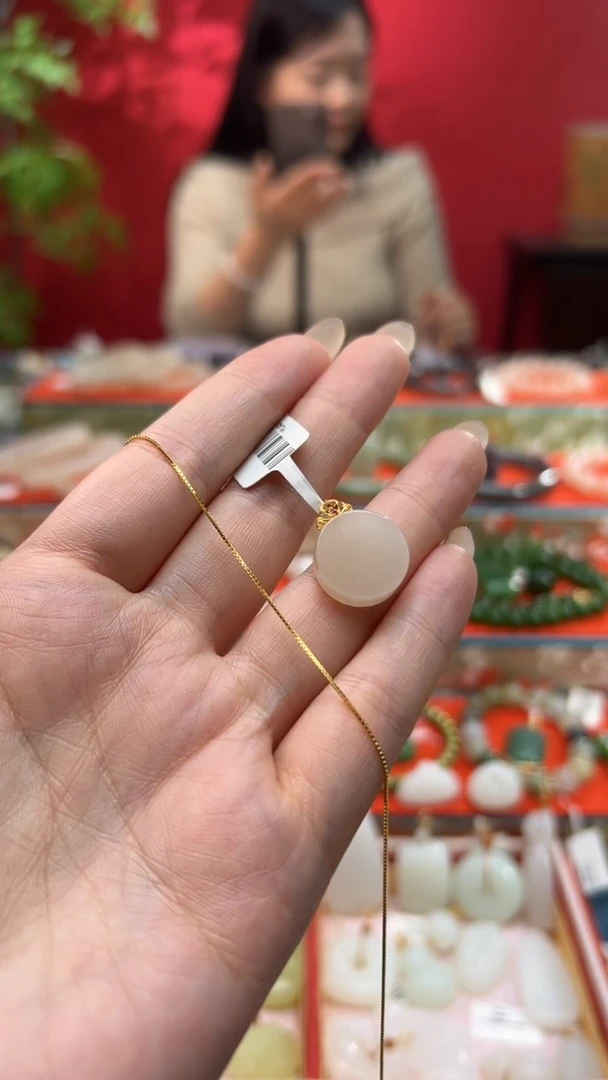 颈饰18K金镶嵌和田玉藕粉圆牌