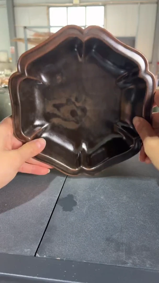 耀州窑仰山微瑕黑釉花口盘