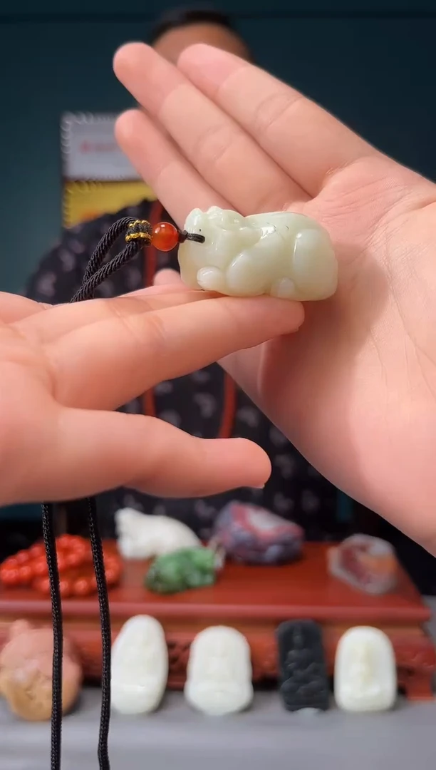 和田玉未镶嵌颈饰吊坠