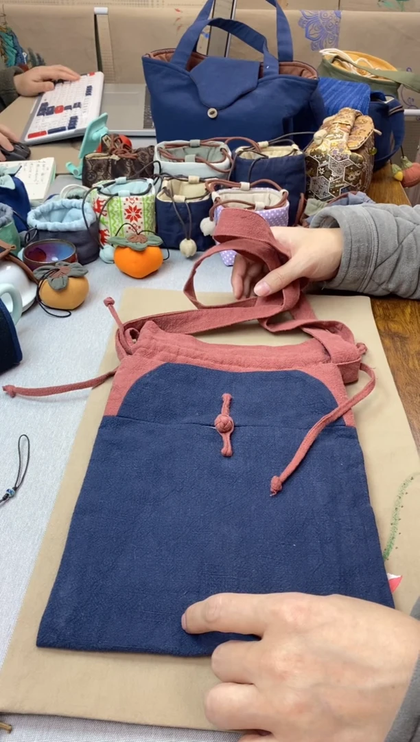 【闪购商品】斜挎包（束口女挎）——————