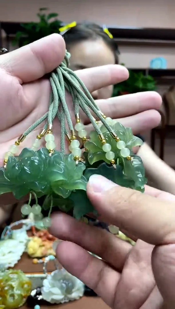 未镶嵌岫玉颈饰多样性发货发其中之一