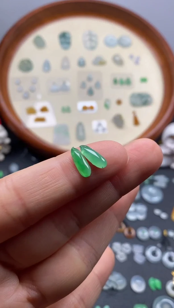 颈饰未镶嵌翡翠果阳緑福瓜1对/芬