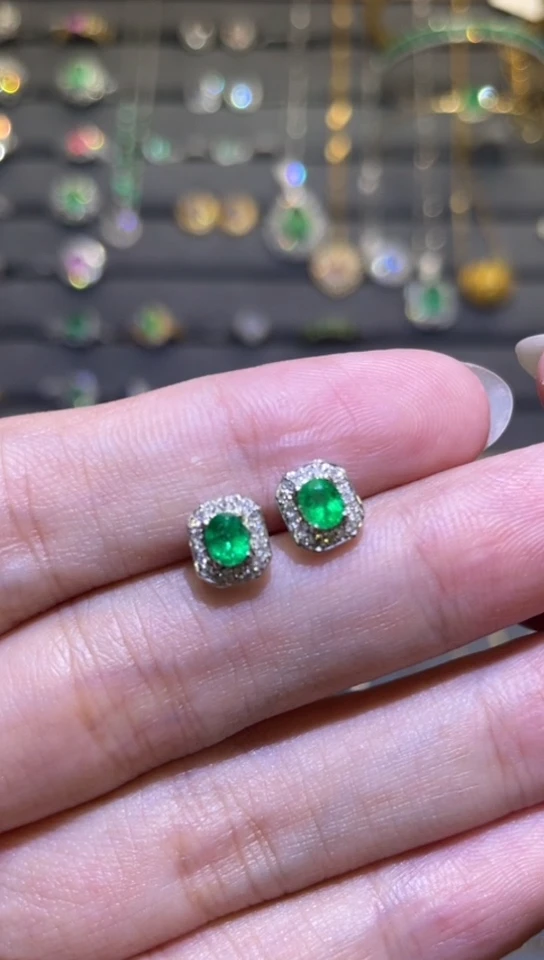 18K金镶嵌耳饰祖母绿无烧0.45ct