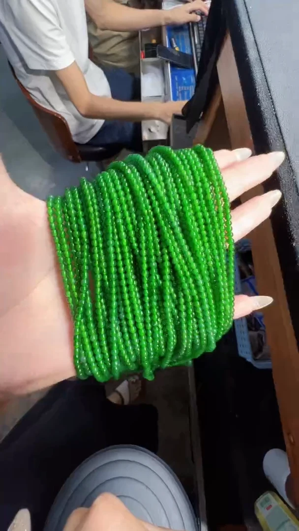 未镶嵌定制翡翠翡翠A货有轻微色差属于正常现象，珠链多样性发货1