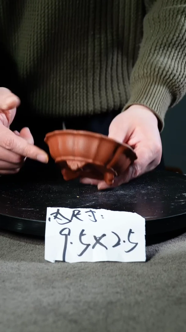 A宜兴紫砂小花盆