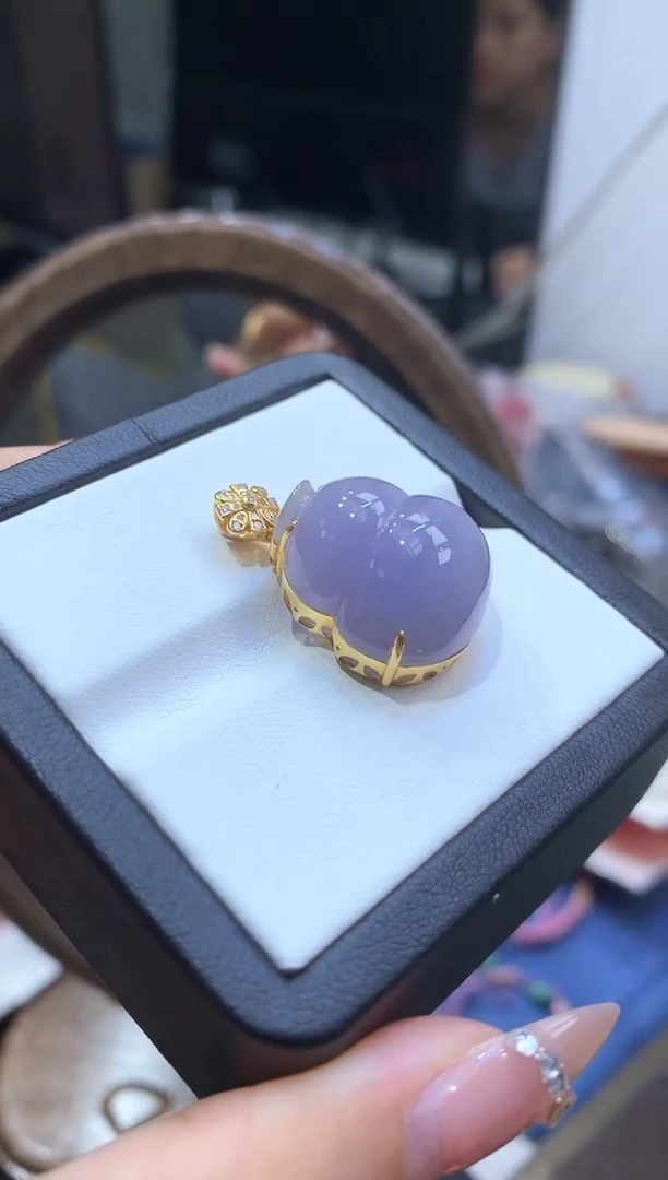 18K金镶嵌挂件翡翠葫芦