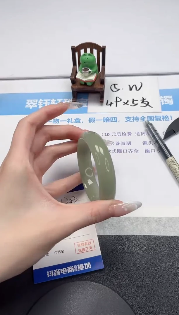 【闪购商品】石英质玉手镯未镶嵌V203-56.8