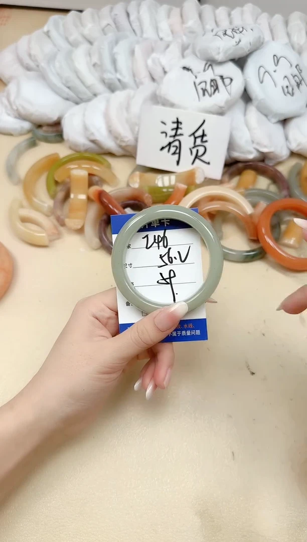 未镶嵌手镯石英质玉246/56.2