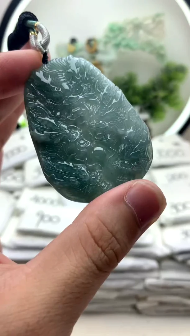 颈饰未镶嵌翡翠龙牌