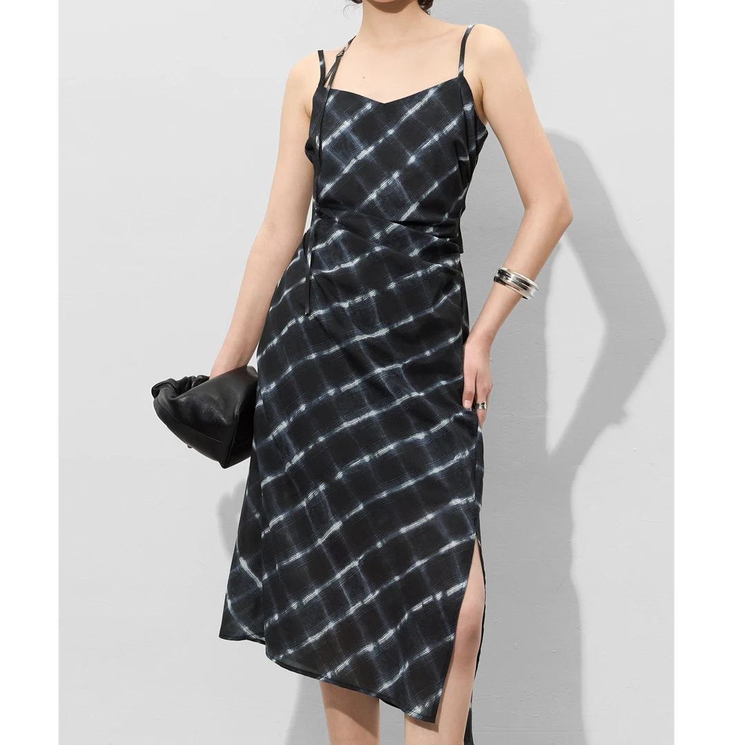 8905“摩登”气质捏褶收腰不规则吊带连衣裙连衣裙