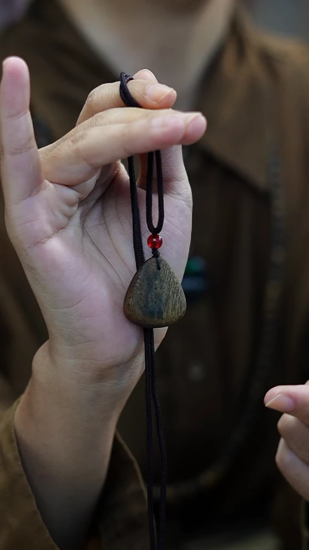 沉香手串乌身树心油吊坠多样性发一