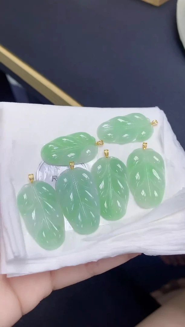 翡翠18K金镶嵌颈饰天然缅甸翡翠A货多样性发其一