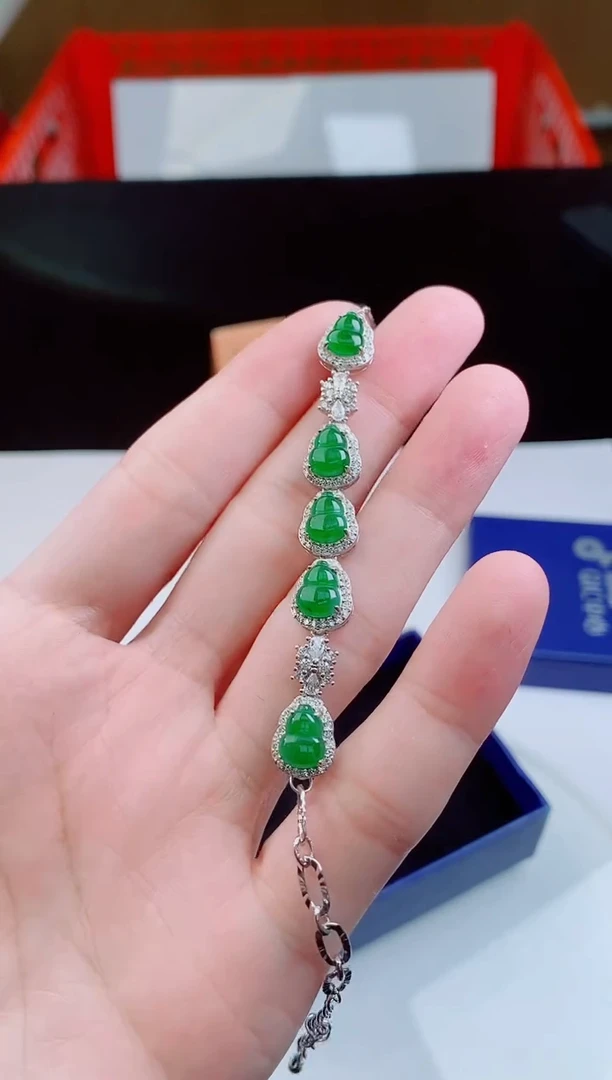 颈饰未镶嵌翡翠   ·