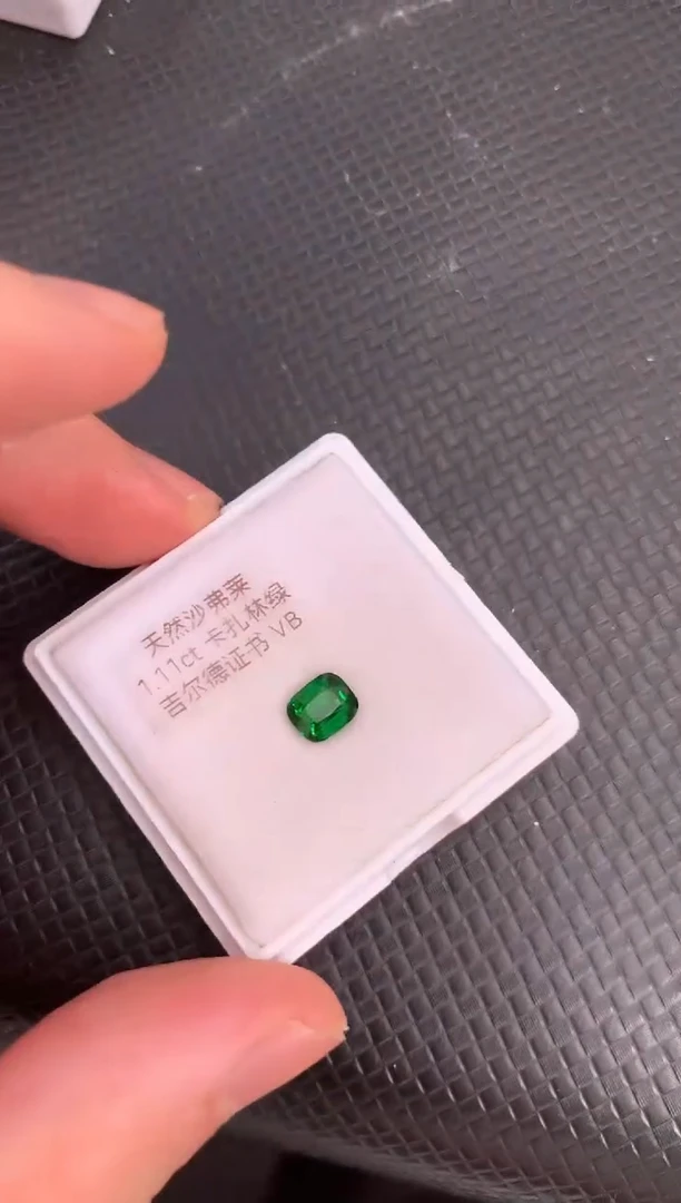 未镶嵌裸石石榴石（沙弗莱）天然沙弗莱
