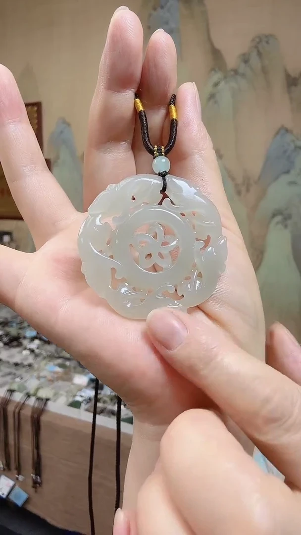 和田玉未镶嵌颈饰.