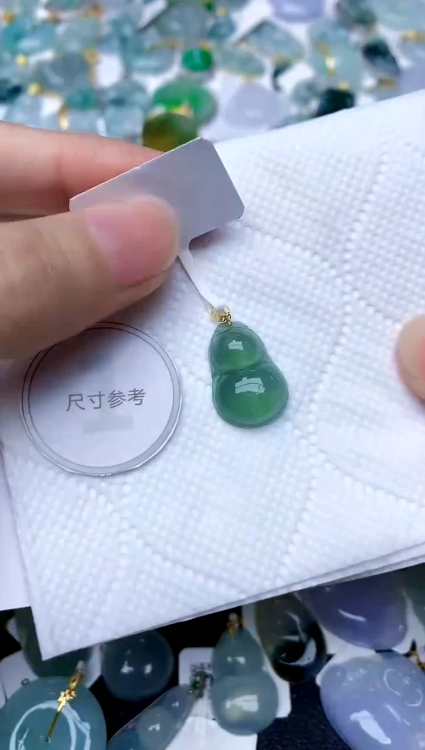 颈饰18K金镶嵌翡翠天然A货翡翠
