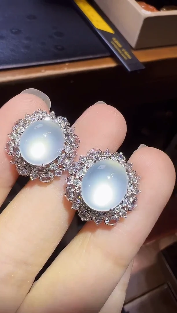 18K金镶嵌翡翠耳饰蛋面