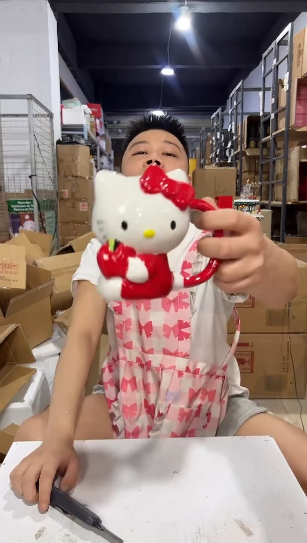 瓷片红色kt猫抱苹果全身杯