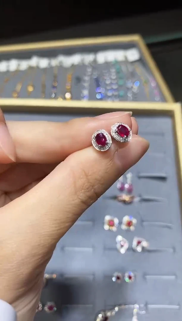 18K金镶嵌耳饰红宝石