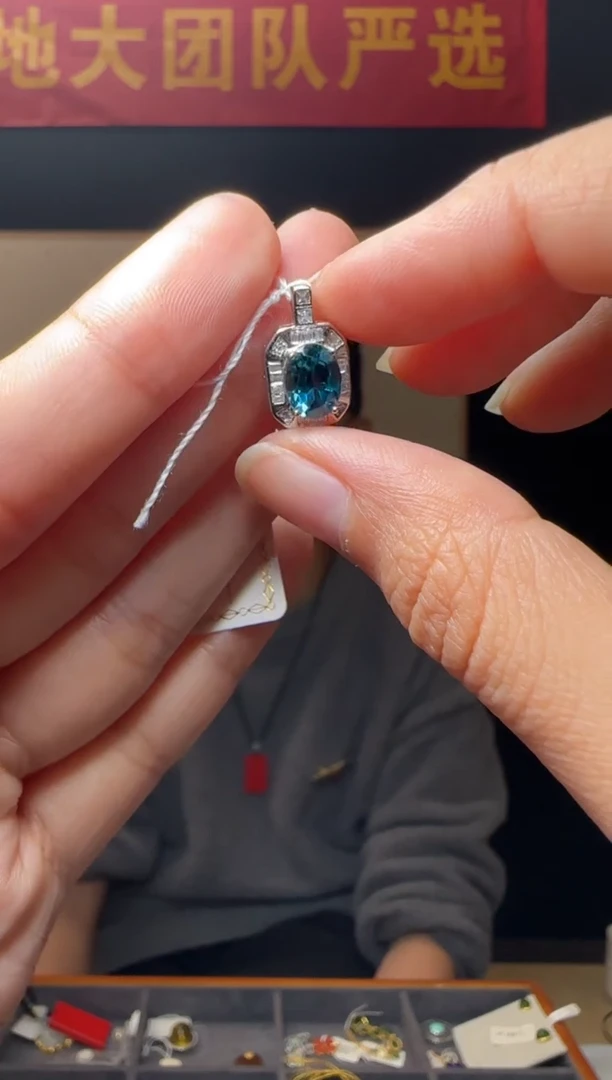 【闪购商品】托帕石颈饰银S925镶嵌约6*8mm伦敦蓝托帕石吊坠