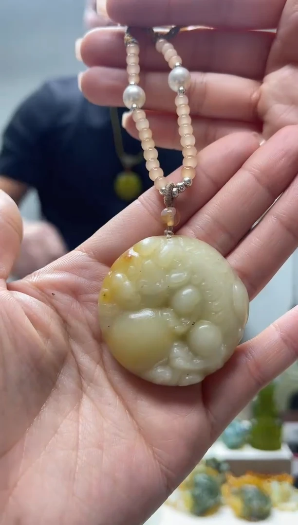 未镶嵌岫玉颈饰·