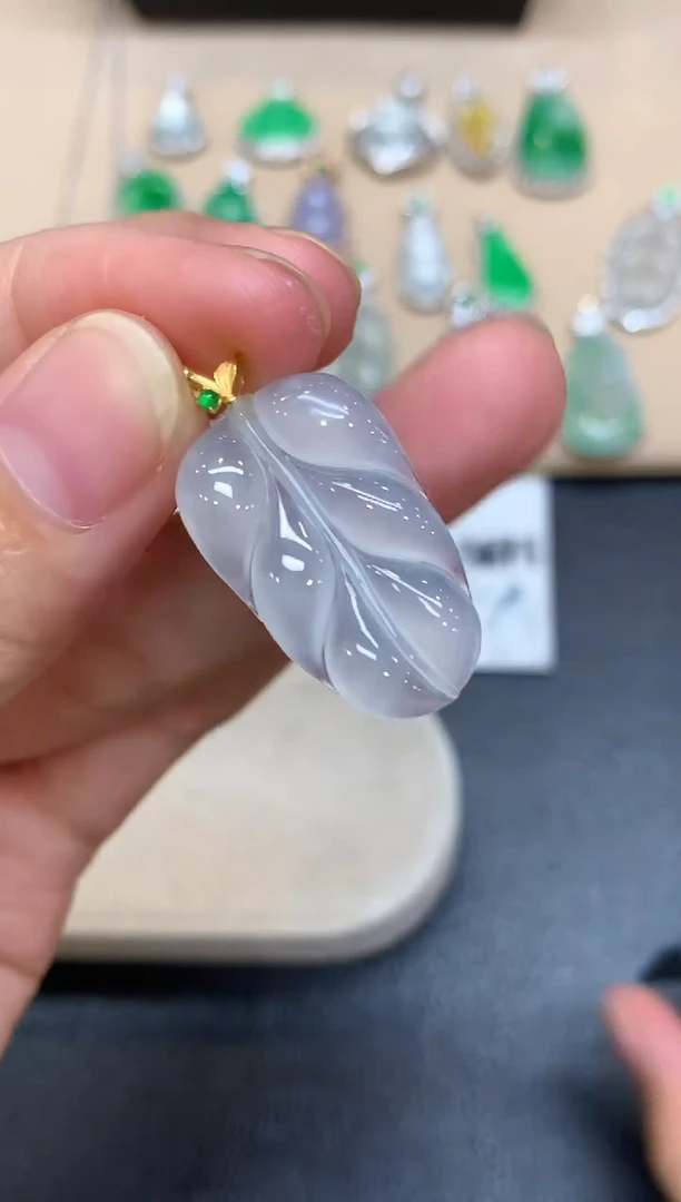 颈饰18K金镶嵌翡翠树叶【无服务费