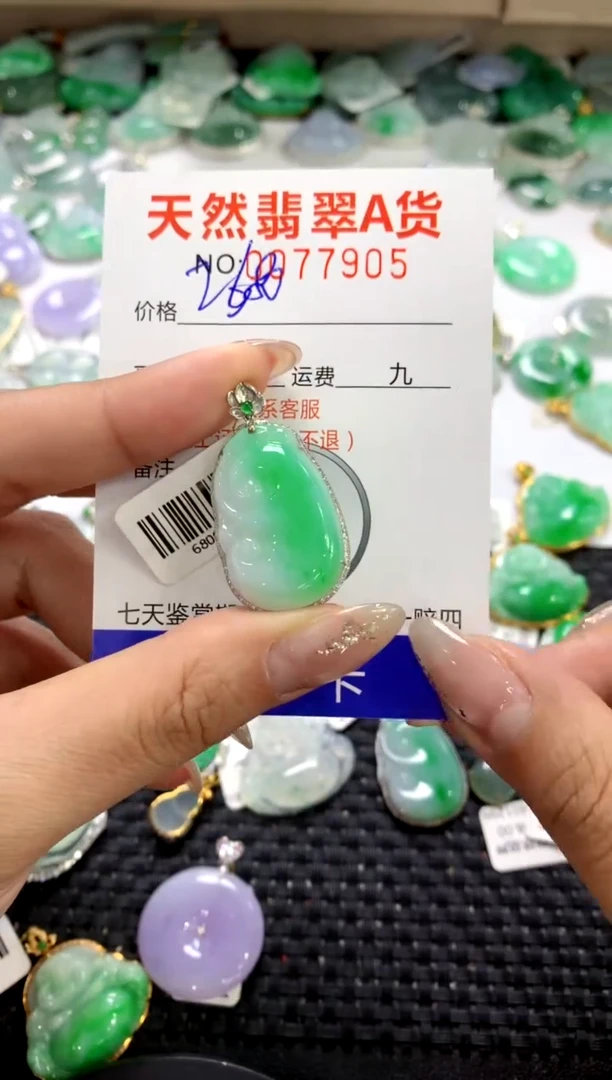 颈饰18K金镶嵌翡翠1111111111111111