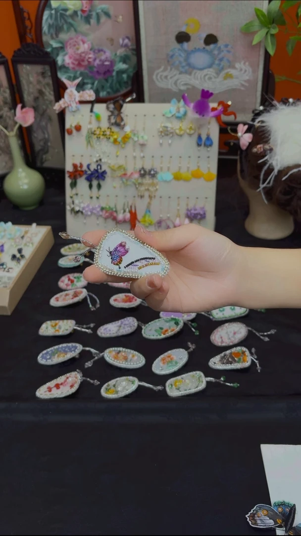 刺绣D***a非遗绒花苏绣饰品