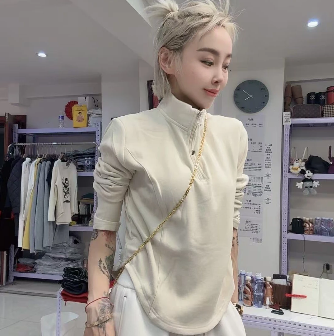 流行款米色立领半拉链卫衣