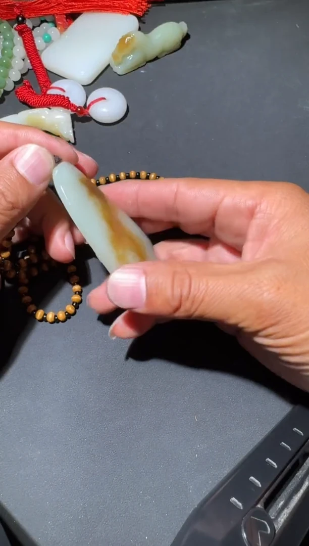 未镶嵌和田玉（糖玉）挂件和田玉