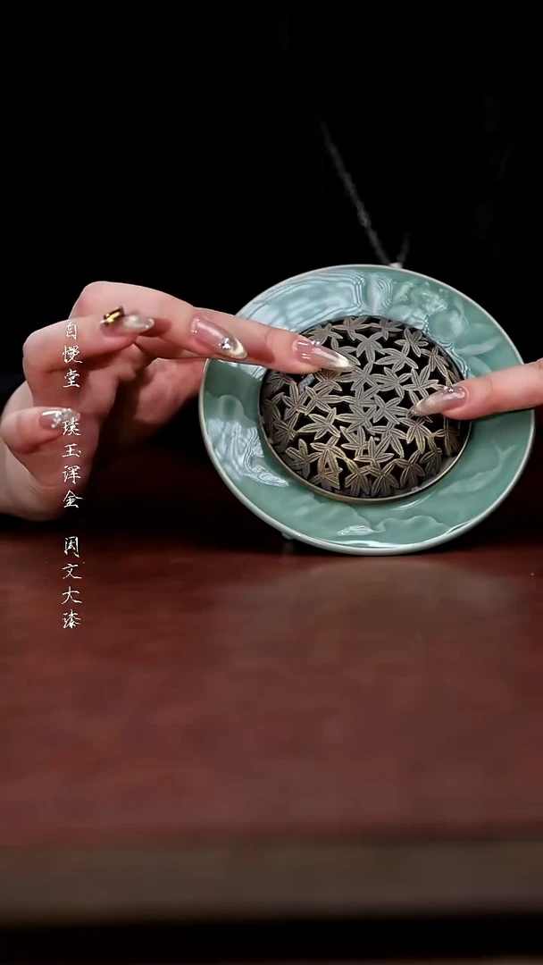其他陶福利品-青瓷荷韵三足香炉