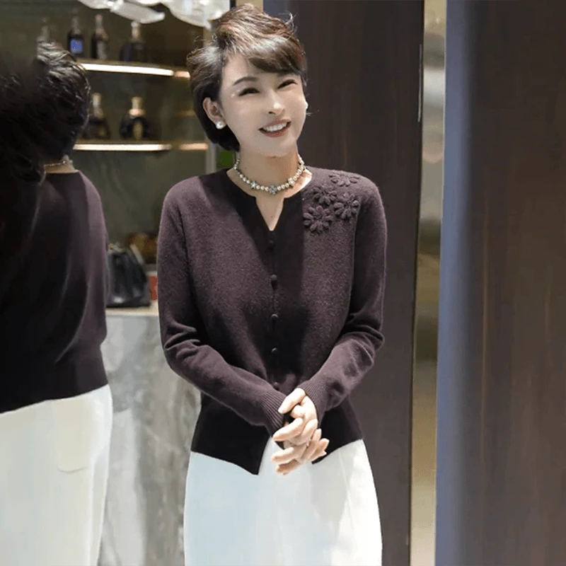 咖色立体花朵针织衫女款2025秋冬新款高级感气质显瘦百搭V领毛衣